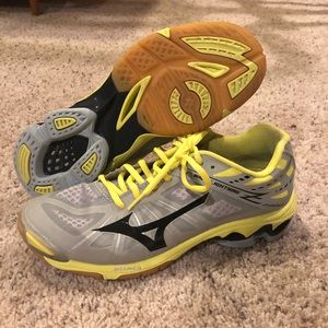 Women’s 9.5 mizuno volleyball shoes
